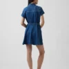 Mini-Hemdkleid aus Denim mit Gürtel