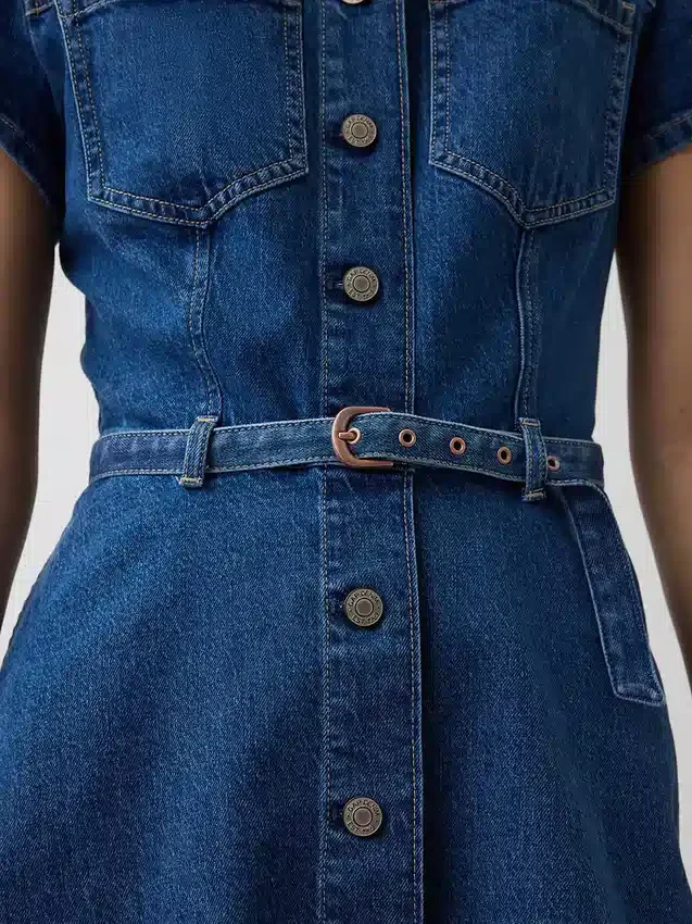 Mini-Hemdkleid aus Denim mit Gürtel