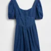 Mini-Kleid aus Denim mit Puffärmeln und Herzausschnitt