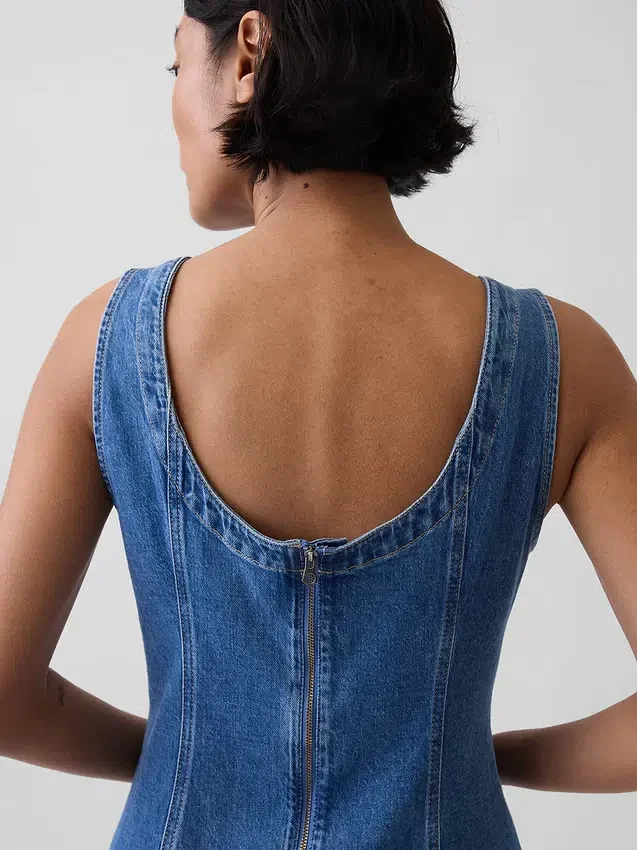 Mini-Kleid aus Denim mit U-Boot-Ausschnitt und offenem Rücken