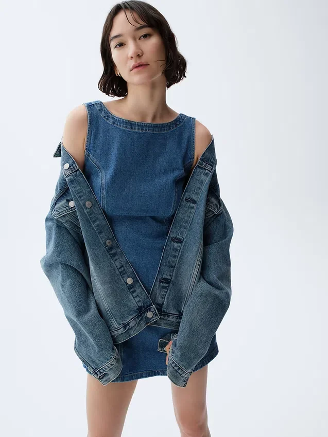 Mini-Kleid aus Denim mit U-Boot-Ausschnitt und offenem Rücken