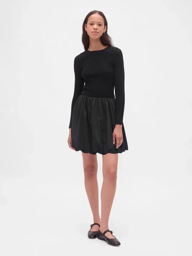 Mini-Kleid aus verschiedenen Materialien mit Bubble-Schnitt