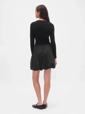 Mini-Kleid aus verschiedenen Materialien mit Bubble-Schnitt