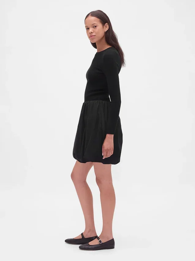 Mini-Kleid aus verschiedenen Materialien mit Bubble-Schnitt