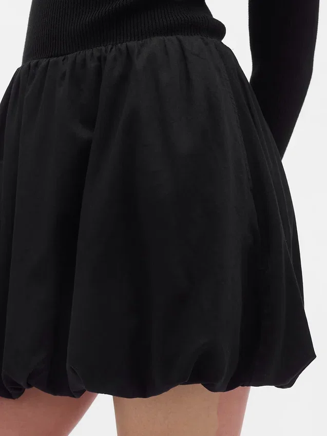 Mini-Kleid aus verschiedenen Materialien mit Bubble-Schnitt