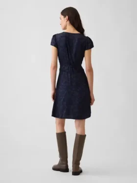 Mini-Kleid mit V-Ausschnitt und Print