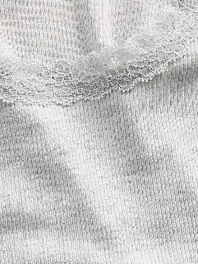 Mini-Pyjama-Oberteil mit Rippenbündchen und Spitzenbesatz