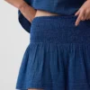 Mini-Skort aus Baumwollgaze-Denim mit gerafftem Bund