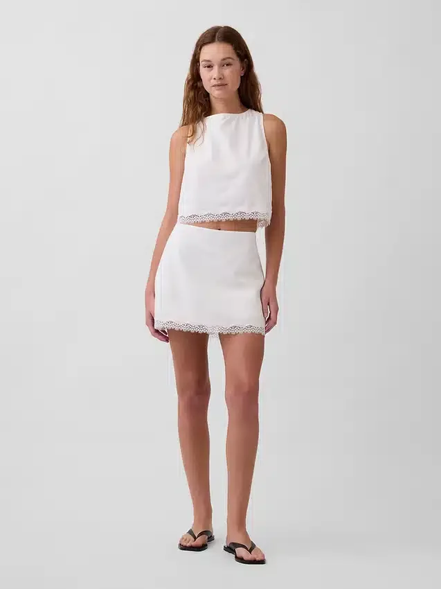 Mini-Skort aus Leinenmischung mit Spitzenbesatz