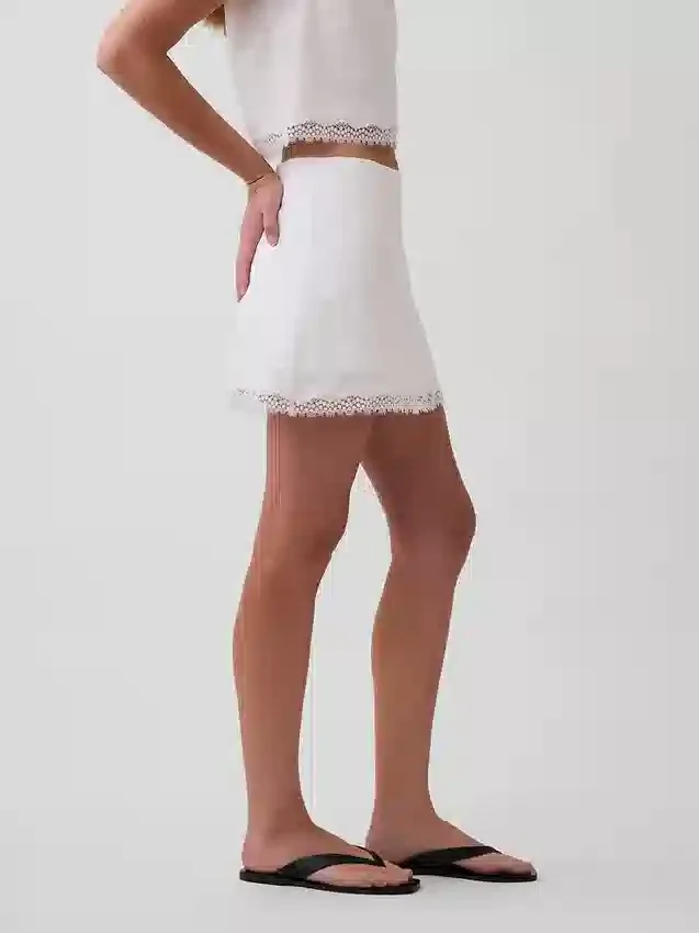 Mini-Skort aus Leinenmischung mit Spitzenbesatz