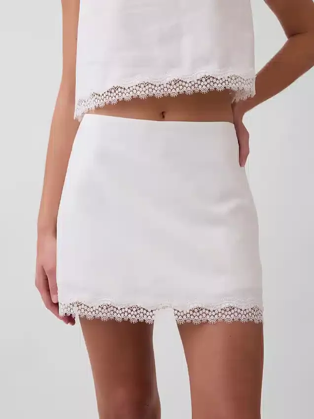 Mini-Skort aus Leinenmischung mit Spitzenbesatz