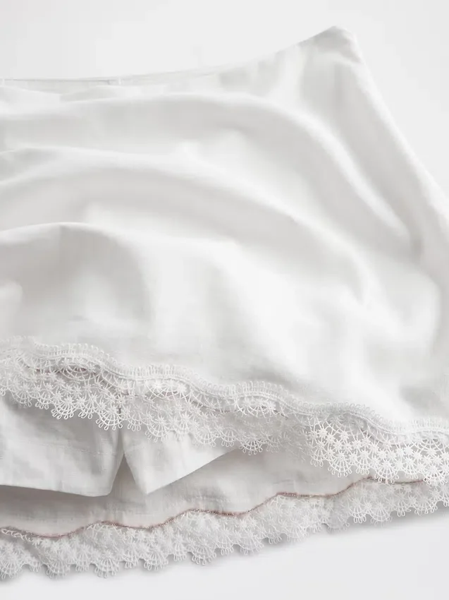 Mini-Skort aus Leinenmischung mit Spitzenbesatz