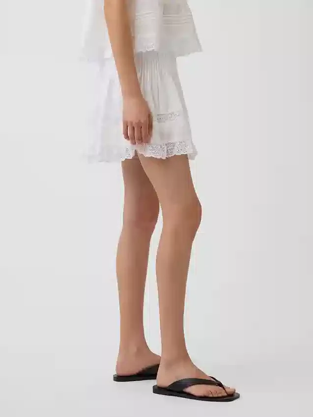 Mini-Skort mit Biesen und Spitzenbesatz