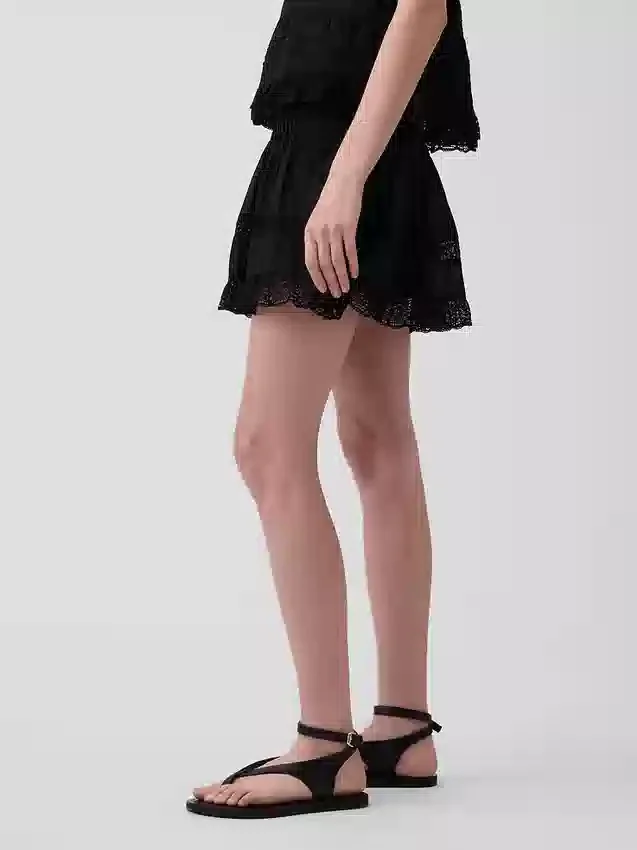 Mini-Skort mit Biesen und Spitzenbesatz