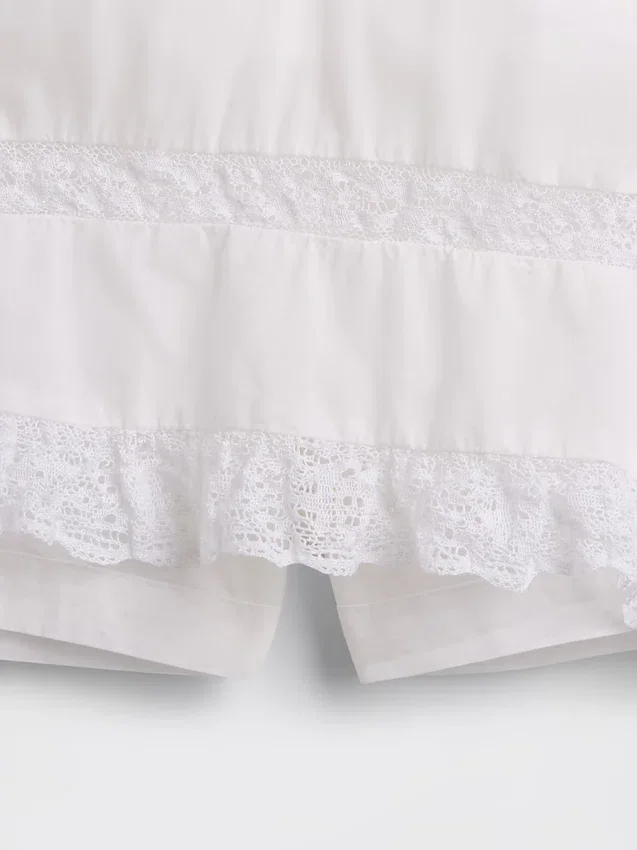 Mini-Skort mit Biesen und Spitzenbesatz