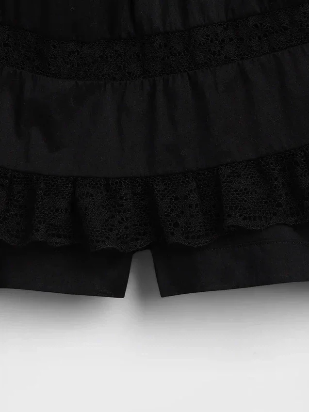 Mini-Skort mit Biesen und Spitzenbesatz
