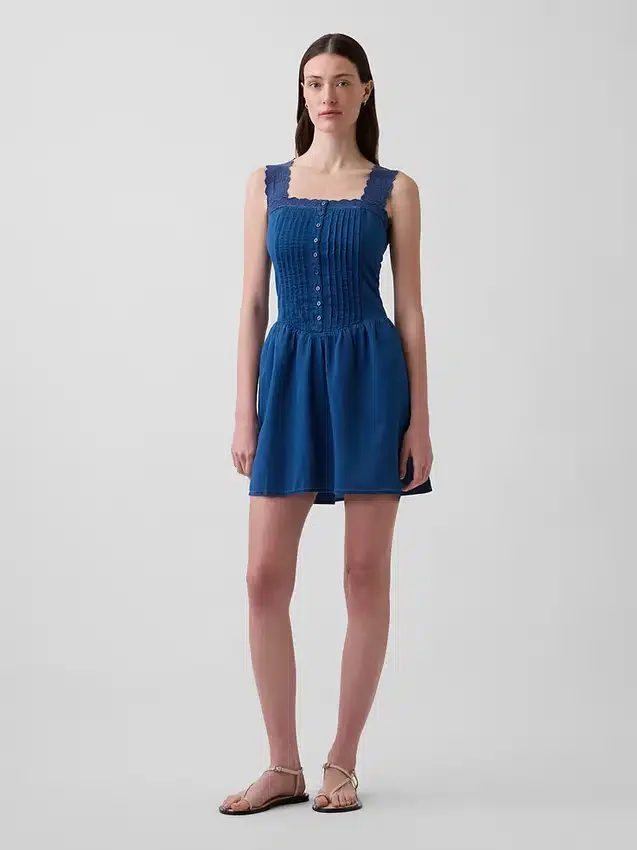 Minikleid mit Biesen und tief sitzender Taille