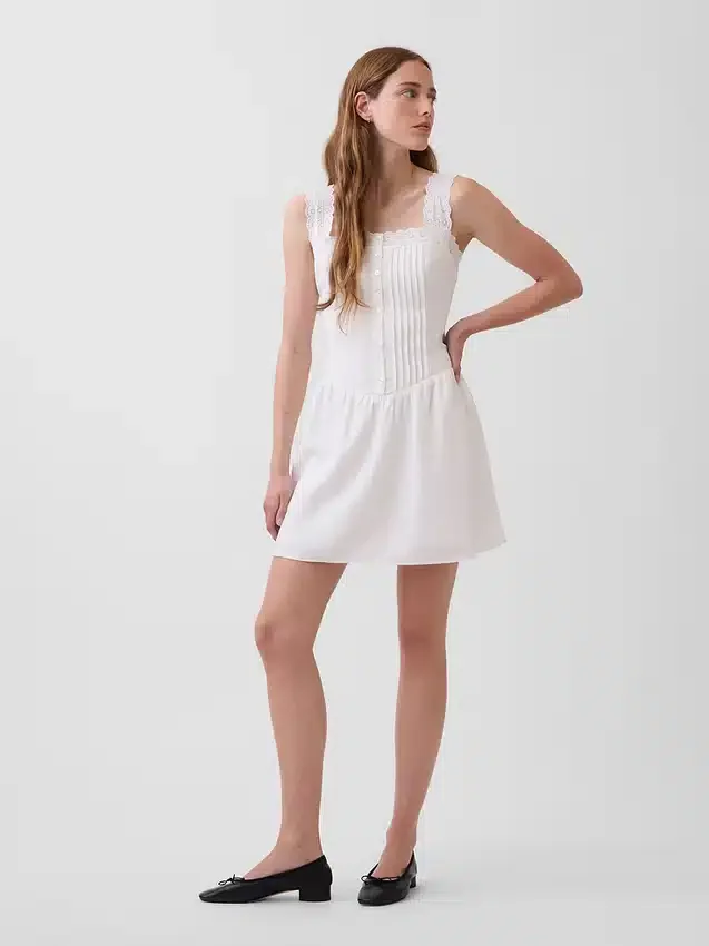 Minikleid mit Biesen und tief sitzender Taille