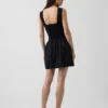 Minikleid mit Biesen und tief sitzender Taille