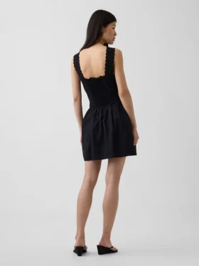 Minikleid mit Biesen und tief sitzender Taille