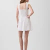 Minikleid mit Biesen und tief sitzender Taille