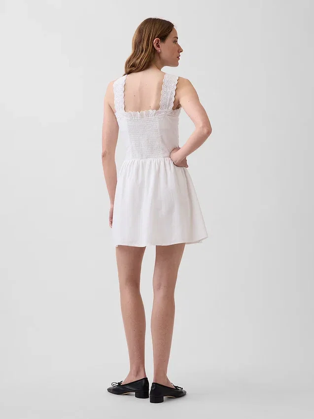 Minikleid mit Biesen und tief sitzender Taille
