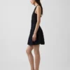 Minikleid mit Biesen und tief sitzender Taille