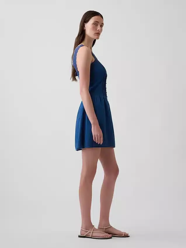 Minikleid mit Biesen und tief sitzender Taille