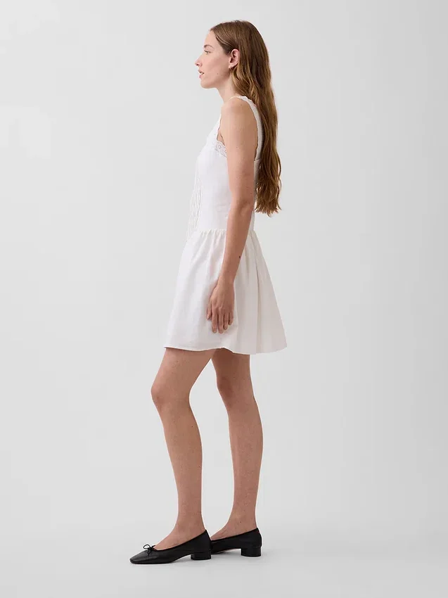 Minikleid mit Biesen und tief sitzender Taille