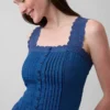 Minikleid mit Biesen und tief sitzender Taille