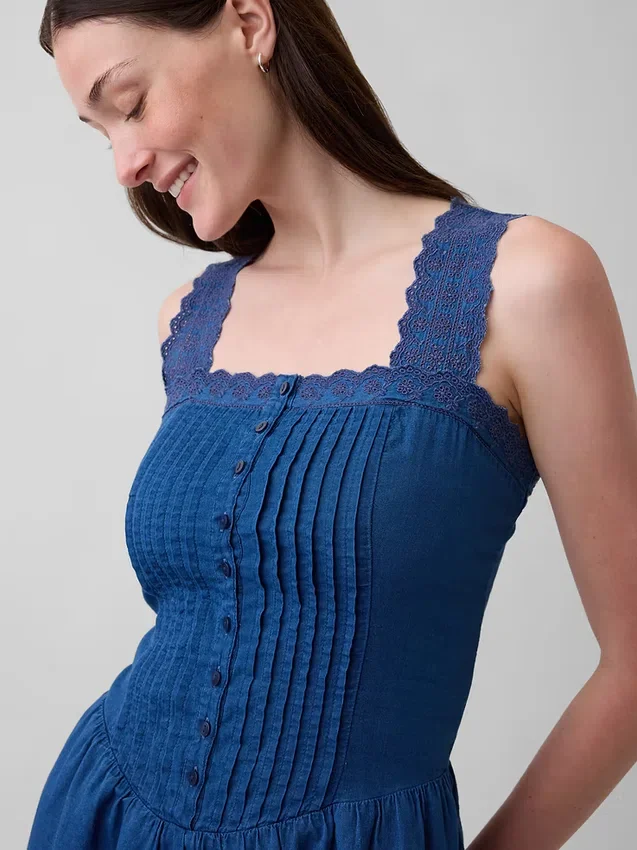 Minikleid mit Biesen und tief sitzender Taille