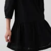 Minikleid mit tief sitzender Taille und Spitzenbesatz