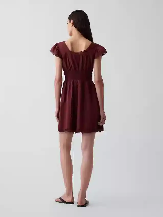 Minikleid mit U-Ausschnitt und Spitzenbesatz