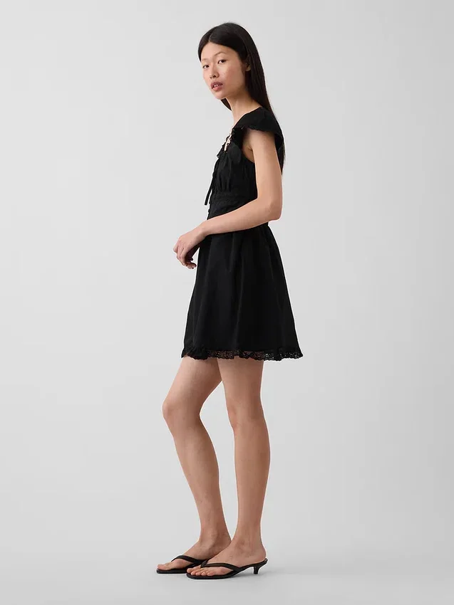 Minikleid mit U-Ausschnitt und Spitzenbesatz