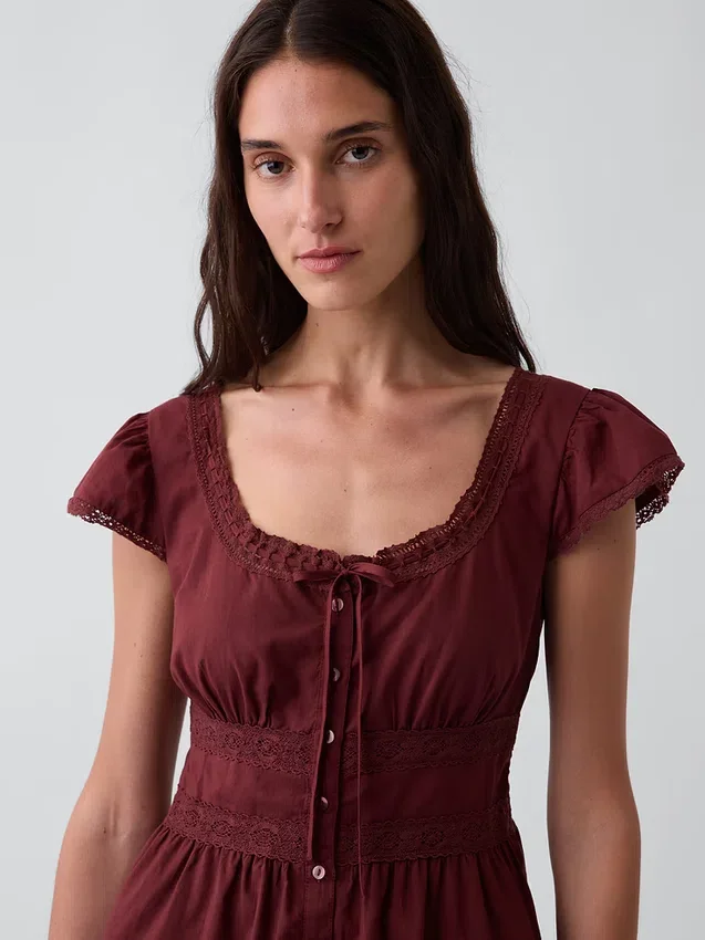 Minikleid mit U-Ausschnitt und Spitzenbesatz
