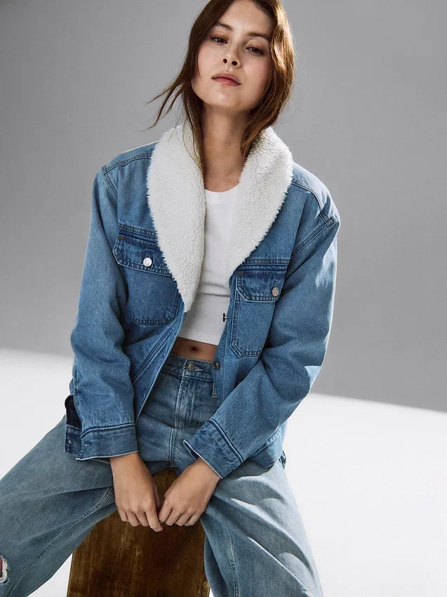 Mit Sherpa gefütterte Denim-Jacke mit Schalkragen
