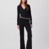 Moderne Flare-Hose mit breitem Rippmuster