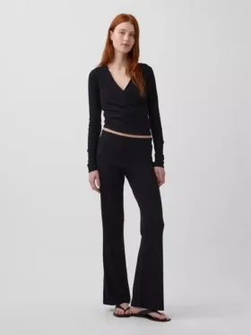 Moderne Flare-Hose mit breitem Rippmuster
