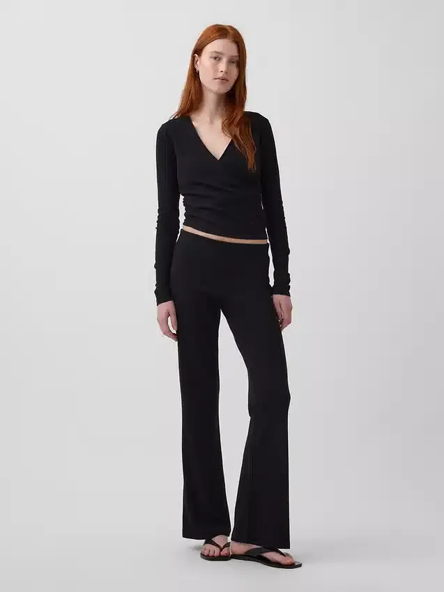 Moderne Flare-Hose mit breitem Rippmuster