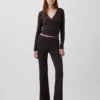 Moderne Flare-Hose mit breitem Rippmuster