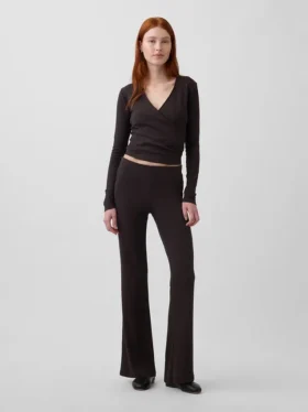 Moderne Flare-Hose mit breitem Rippmuster