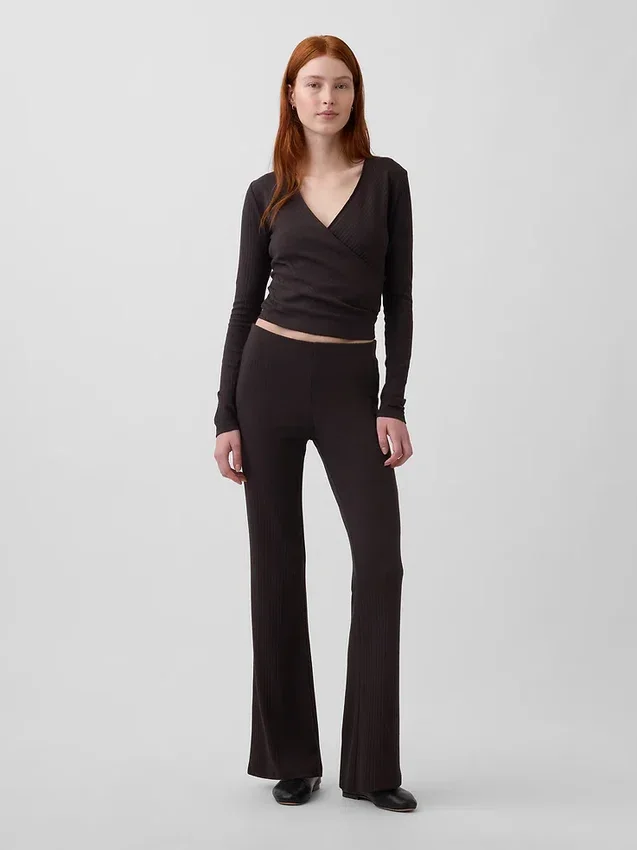 Moderne Flare-Hose mit breitem Rippmuster