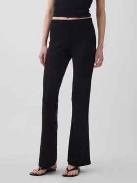 Moderne Flare-Hose mit breitem Rippmuster