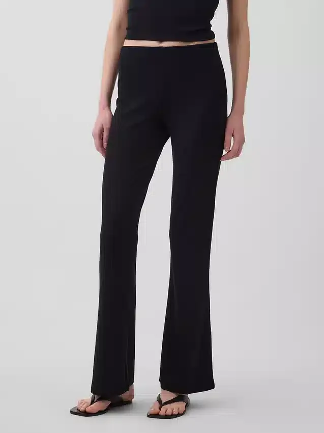 Moderne Flare-Hose mit breitem Rippmuster