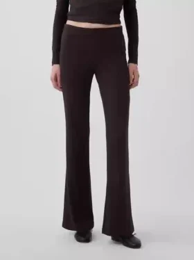 Moderne Flare-Hose mit breitem Rippmuster