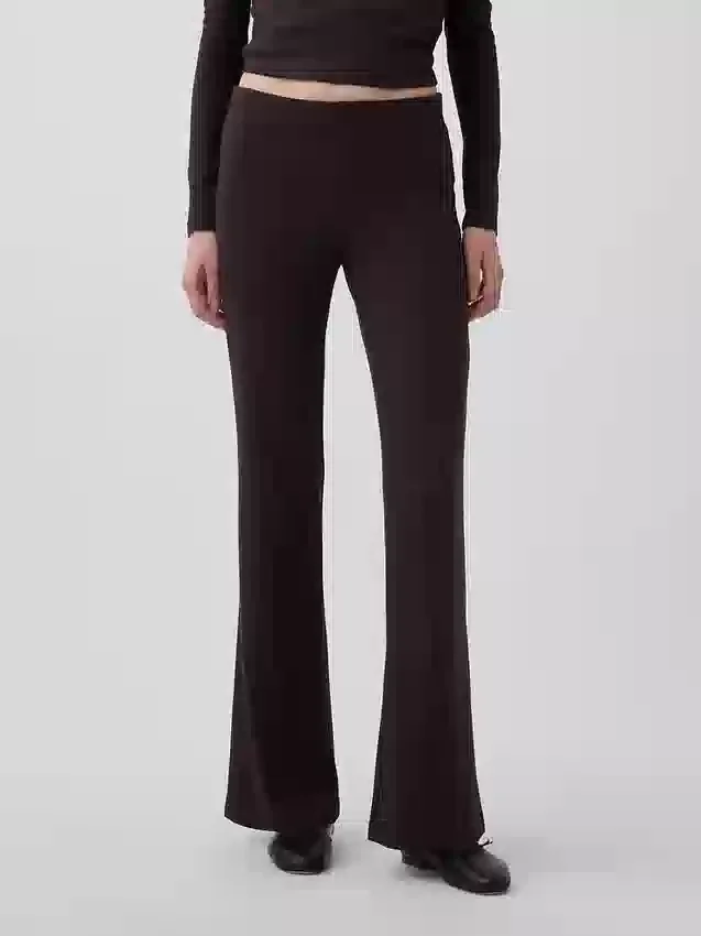 Moderne Flare-Hose mit breitem Rippmuster