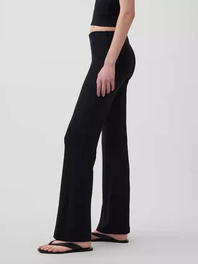Moderne Flare-Hose mit breitem Rippmuster