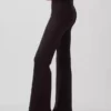 Moderne Flare-Hose mit breitem Rippmuster