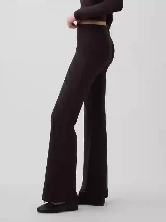 Moderne Flare-Hose mit breitem Rippmuster