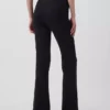 Moderne Flare-Hose mit breitem Rippmuster